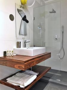 a bathroom with a sink and a shower at Villa vicino Napoli in Pollena Trocchia