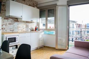 Una cocina o zona de cocina en Alojamientos Teatro