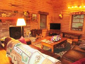 Зона вітальні в Alpine Log Cabin