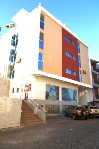 een gebouw waar een auto voor geparkeerd staat bij Dream Apartment in Praia