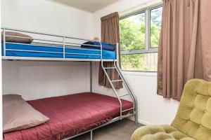
a bunk bed in a room with a window at Te Tiriti Units in Paihia
