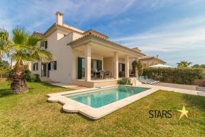 una casa con piscina en el patio en Alcudia - 218314, en Alcudia