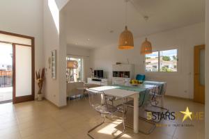 cocina y comedor con mesa y sillas en Alcudia - 218314, en Alcudia