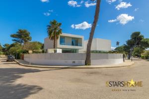 una casa sul ciglio di una strada di Platja de Muro - 2183-30 Mallorca a Muro