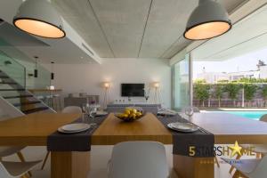 una sala da pranzo con un tavolo con una ciotola di frutta sopra di Platja de Muro - 2183-30 Mallorca a Muro