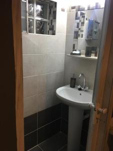 łazienka z białą umywalką i lustrem w obiekcie Villa NOTOS w mieście Makry Gialos +37 zdjęć
