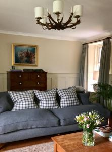 uma sala de estar com um sofá azul e uma mesa em Dandaleith Cottage No.2 em Craigellachie