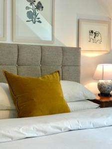 sypialnia z łóżkiem z żółtą poduszką w obiekcie Dandaleith Cottage No.2 w mieście Craigellachie