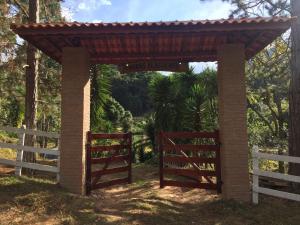 a gate with a fence and a sign that reads this house at Sítio e Haras Alagoense in Alagoa