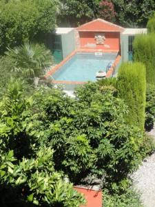 サルス・ル・シャトーにあるCasa Montesの庭園内のスイミングプールの景色