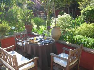 サルス・ル・シャトーにあるCasa Montesのテーブルと椅子、パティオ(食べ物付)