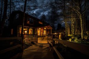 uma cabana na floresta à noite em Estación Benedicto em Manzanar