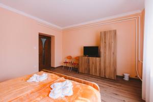 Schlafzimmer mit einem Bett und einem Flachbild-TV in der Unterkunft Lak6 Apartment in Mórahalom