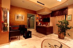 a lobby with a hair salon with a waiting room at Hotel Regency in Korçë