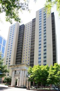 un grand bâtiment avec un monument devant lui dans l'établissement Wine Down Downtown ATL 14J, à Atlanta