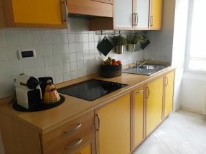 A kitchen or kitchenette at Housesanremo