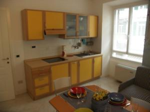 A kitchen or kitchenette at Housesanremo