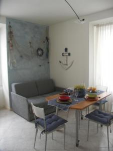 A seating area at Housesanremo
