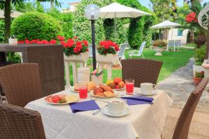 einen Tisch mit Teller mit Speisen darüber in der Unterkunft Hotel Ambra in Forte dei Marmi