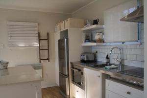 A kitchen or kitchenette at Black Bach on Burrell