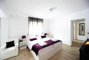 A bed or beds in a room at Garni Hotel Azur