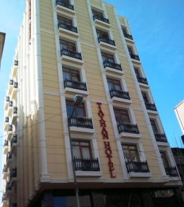 un edificio amarillo con balcones en un lateral en Tayhan Hotel, en Estambul