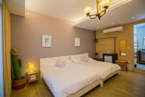 台南的住宿－葉子宿，卧室配有一张白色大床
