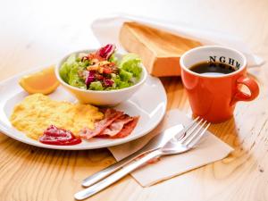 um prato de comida de pequeno-almoço com uma chávena de café em UNIZO INN Express Morioka em Morioka