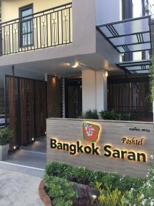 una señal frente a un edificio en Bangkok Saran Poshtel en Bangkok