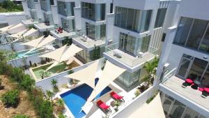 una vista aerea di un edificio con piscina di Splendi Villa a Città Vecchia di Hengchun