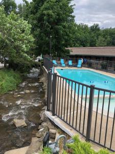 Bazén v ubytování Marshall's Creek Rest Motel nebo v jeho okolí