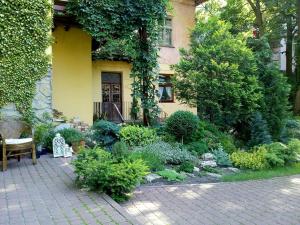 een tuin voor een geel huis bij Studios at Anchevskih 3 in Lviv