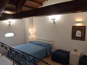 una camera con letto blu di Il Nido 3 a San Vito lo Capo