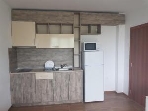 A kitchen or kitchenette at Villa Ilchev