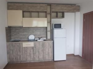 A kitchen or kitchenette at Villa Ilchev