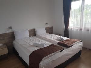 A bed or beds in a room at Villa Ilchev