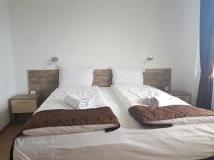 A bed or beds in a room at Villa Ilchev