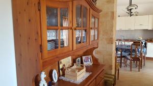 Una cocina con gabinetes de madera y un comedor. en Villa Mancini - Locazione turistica, en Polignano a Mare 12 fotos más