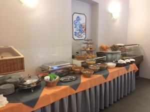 un buffet avec de la nourriture sur une table dans l'établissement Réva, à Janské Lázně