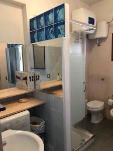 bagno con lavandino e servizi igienici di Appartamento Rosmarino a Buggerru