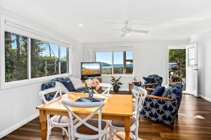 - un salon avec une table et des chaises dans l'établissement Jetty Beach Splendour Apartment, à Coffs Harbour