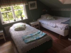 - 2 lits dans une chambre avec 2 fenêtres dans l'établissement Pilakvarn, à Falköping