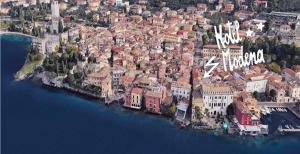 Nespecifikovaný výhled na destinaci Malcesine nebo výhled na město při pohledu z hotelu