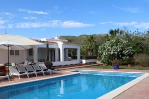 uma villa com uma piscina e uma casa em Villa Sa Vinyeta em Sant Llorenç de Balafia