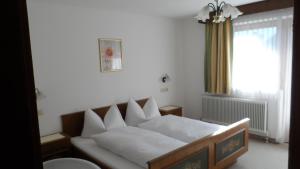 A bed or beds in a room at Jogglerhaus