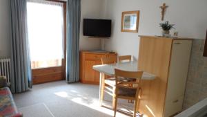 A television and/or entertainment centre at Jogglerhaus