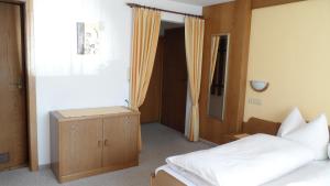 A bed or beds in a room at Jogglerhaus