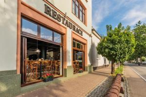 un restaurante al lado de una calle en Kyjovský pivovar - hotel, restaurace, pivní lázně, en Kyjov