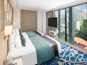 TV a/nebo společenská místnost v ubytování Solitaire Bangkok Sukhumvit 11