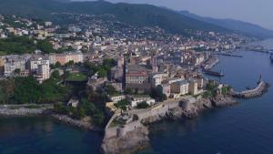una vista aérea de una ciudad sobre el agua en Appartement Colonella, en Bastia